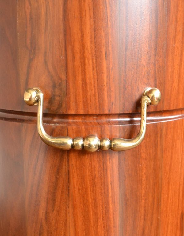 アンティーク風のインテリアアクセサリー　アンティーク風　アンティーク風の家具、木製の傘立て（アンブレララック）。ゴールドがポイントになった握りやすい持ち手が付いています。(y-148-f)