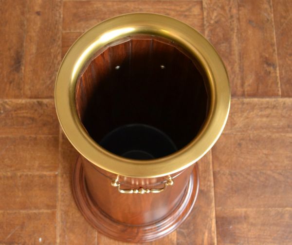 アンティーク風のインテリアアクセサリー　アンティーク風　アンティーク風の家具、木製の傘立て（アンブレララック）。上から見るとこんな感じになっています。(y-148-f)