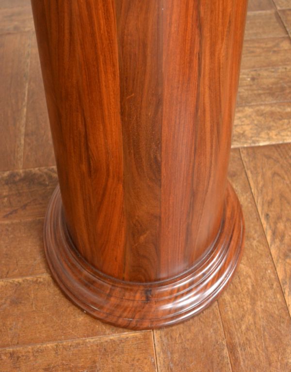 アンティーク風のインテリアアクセサリー　アンティーク風　アンティーク風の家具、木製の傘立て（アンブレララック）。脚元はこんな感じ。(y-148-f)