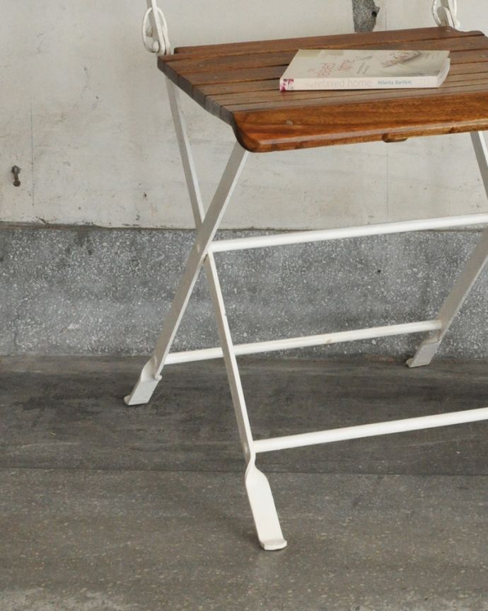 ガーデニング アンティーク風 お庭やテラスを彩るアンティーク風の折りたたみガーデンチェア。足元もしっかりアイアンでしっかり組まれているので、安心して座って頂けます。(y-149-c)