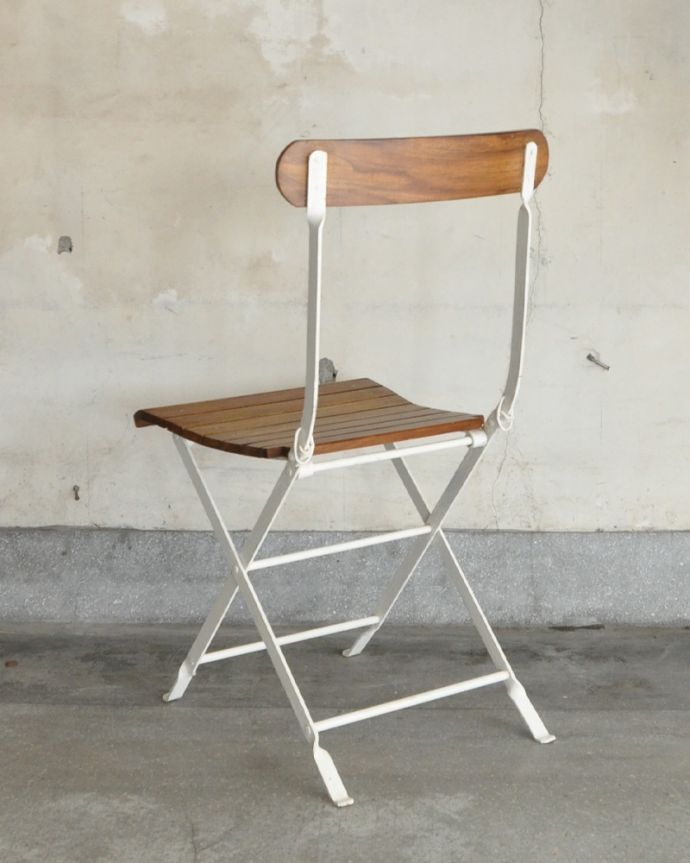 ガーデニング アンティーク風 お庭やテラスを彩るアンティーク風の折りたたみガーデンチェア。後ろから見ると・・・しっかり造りこんであるので、後ろ姿もおしゃれなんです。(y-149-c)