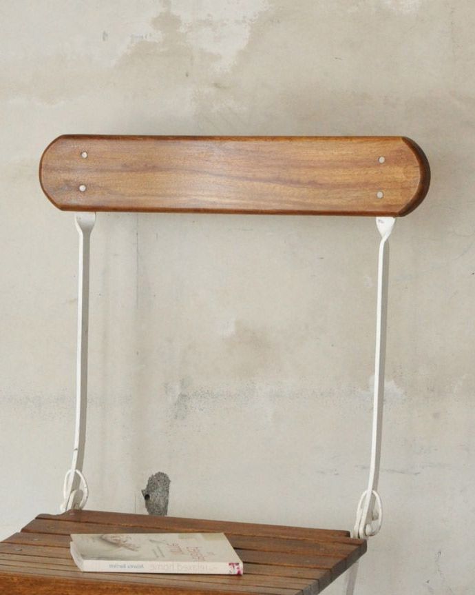 ガーデニング アンティーク風 お庭やテラスを彩るアンティーク風の折りたたみガーデンチェア。しっかり支えてくれる背もたれロートアイアンとシーシャムウッドを組み合わせたシンプルなデザインの背もたれはどんなお部屋にも似合います。(y-149-c)