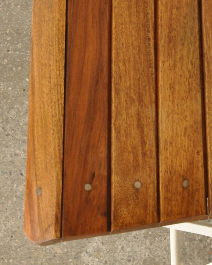 ガーデニング アンティーク風 お庭やテラスを彩るアンティーク風の折りたたみガーデンチェア。近づいてみると・・・天然木なので、一つ一つ木目が違っているのでご了承下さい。(y-149-c)