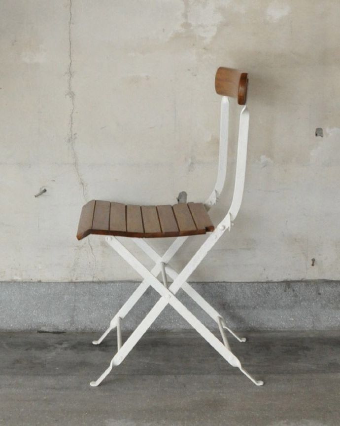 ガーデニング アンティーク風 お庭やテラスを彩るアンティーク風の折りたたみガーデンチェア。横から見ると・・・もちろん、横から見ても可愛いので、置いておくだけでほっこり気分デス。(y-149-c)