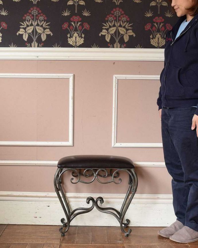 アンティーク風のスツール