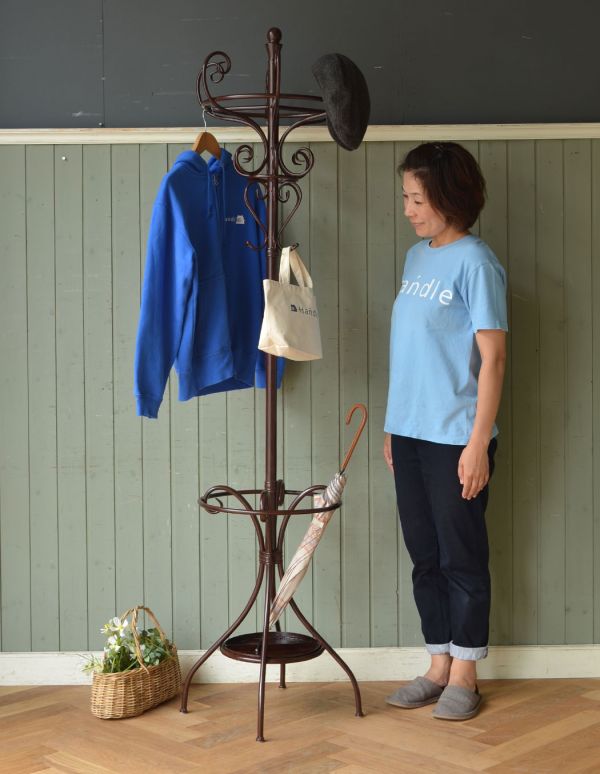アンティーク風の家具 アンティーク風 おしゃれなコートハンガー、アンティーク風のハンガーラック。アンティーク風のコートフックバックやコート、帽子までたっぷり掛けられて、玄関を華やかにしてくれるお洒落アイテムです。(y-150-f)