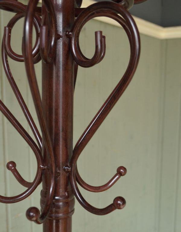 アンティーク風の家具 アンティーク風 おしゃれなコートハンガー、アンティーク風のハンガーラック。フックもたくさん付いていますフックがたくさん付いているので、とにかく便利。(y-150-f)