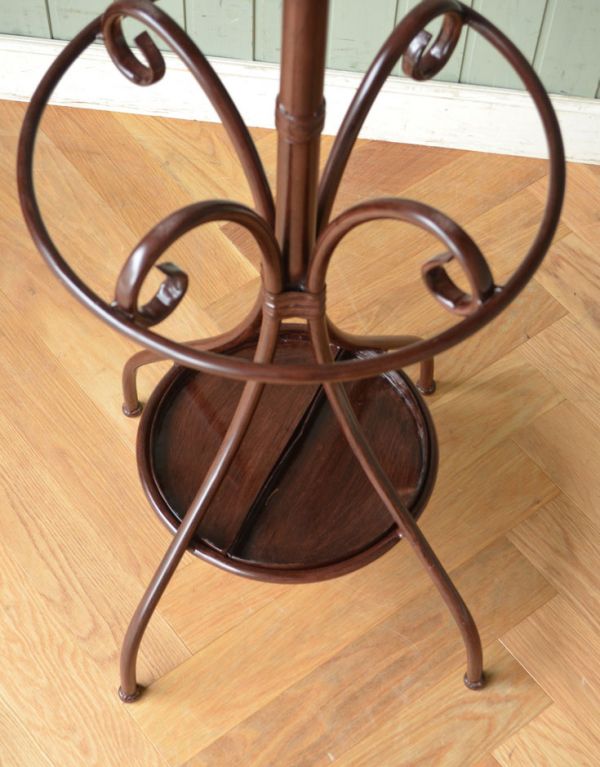 アンティーク風の家具 アンティーク風 おしゃれなコートハンガー、アンティーク風のハンガーラック。上から見るとこんな感じもともとステッキを立てていた場所は、傘も収納しやすいデザインになっています。(y-150-f)