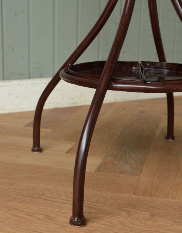 アンティーク風の家具 アンティーク風 おしゃれなコートハンガー、アンティーク風のハンガーラック。女性1人でラクラク運べちゃう仕掛けHandleの家具は、脚の裏にフェルトキーパーをお付けしています。(y-150-f)