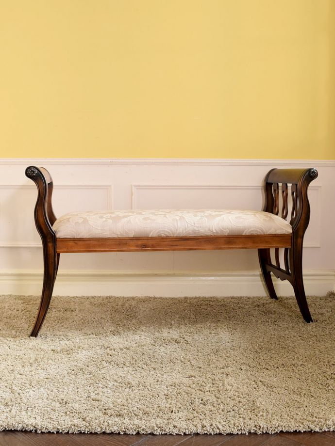 アンティーク風スツールの後ろ姿