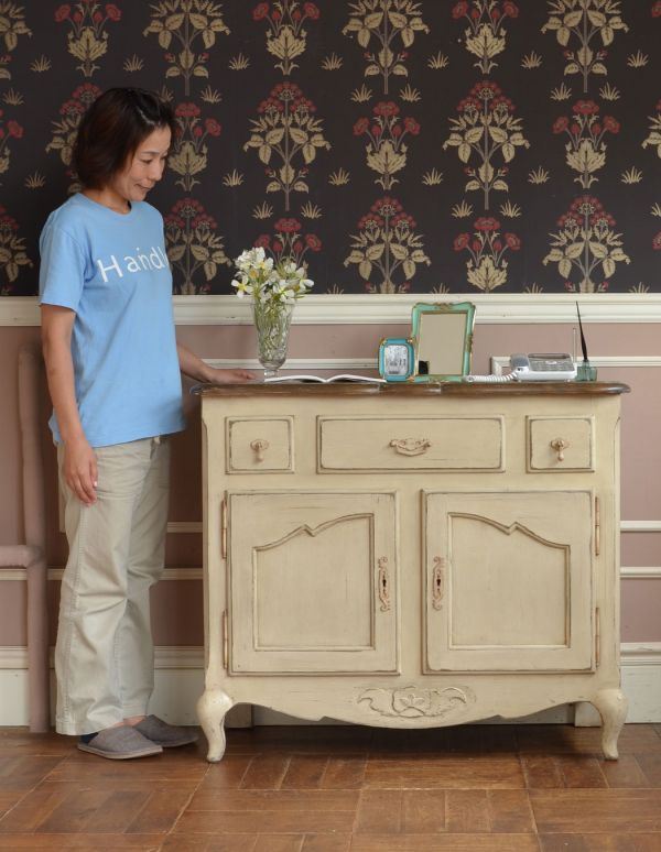 アンティーク風のキャビネット・チェスト アンティーク風 リビングの収納家具にアンティーク風のおしゃれなサイドボード。リビングでおもちゃや雑誌などの日用品を片付けたり、ダイニングで食器棚としていかがですか?(モデルの身長は163cmです)【 全体 】幅104×奥行49×高さ89.5cm。(y-155-f)