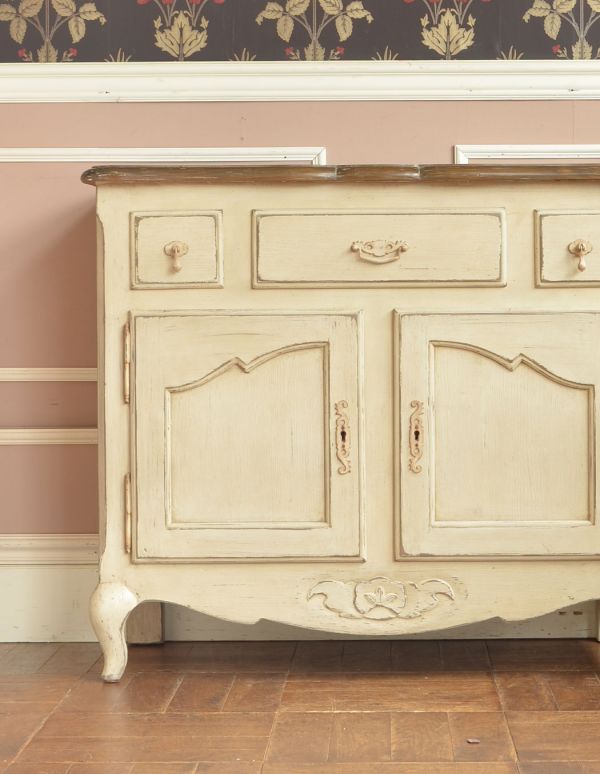 アンティーク風のキャビネット・チェスト アンティーク風 リビングの収納家具にアンティーク風のおしゃれなサイドボード。天板がブラウン、フレームがホワイトのツートーンカラーで仕上がっています。(y-155-f)