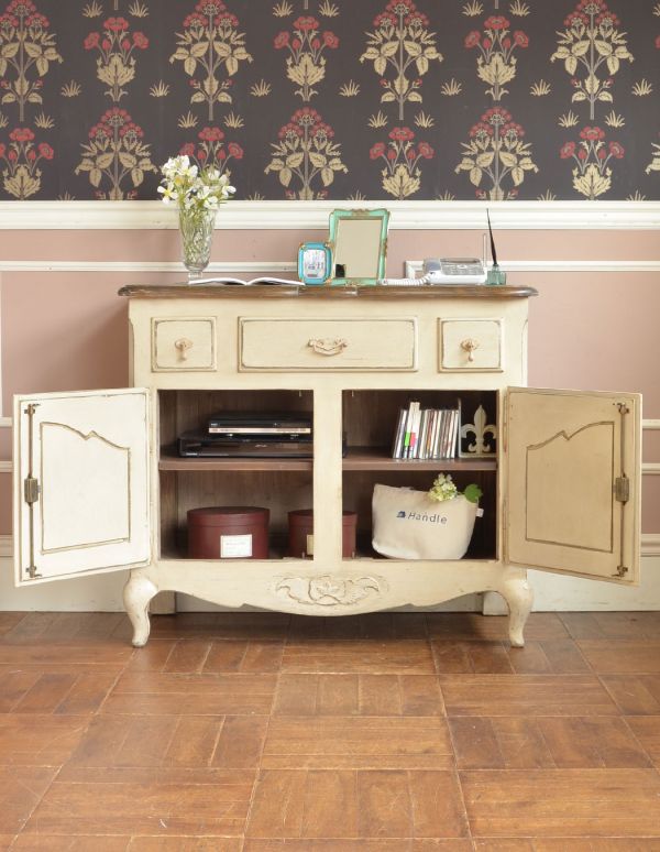 アンティーク風のキャビネット・チェスト アンティーク風 リビングの収納家具にアンティーク風のおしゃれなサイドボード。見た目の美しさはモチロン、しっかり収納力もある優れたキャビネットです。(y-155-f)