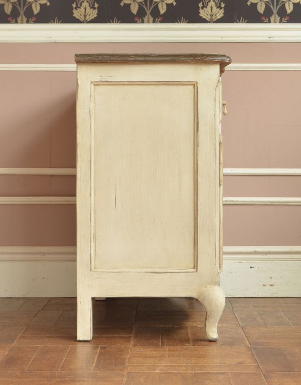 アンティーク風のキャビネット・チェスト アンティーク風 リビングの収納家具にアンティーク風のおしゃれなサイドボード。横から見てもキレイです。(y-155-f)