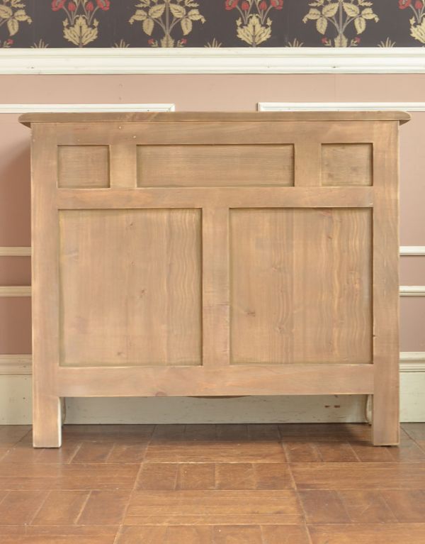 アンティーク風のキャビネット・チェスト アンティーク風 リビングの収納家具にアンティーク風のおしゃれなサイドボード。裏側もキレイです。(y-155-f)