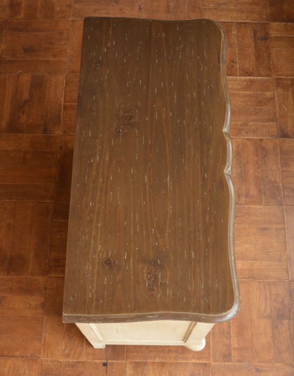 アンティーク風のキャビネット・チェスト アンティーク風 リビングの収納家具にアンティーク風のおしゃれなサイドボード。おしゃれな形の天板です。(y-155-f)