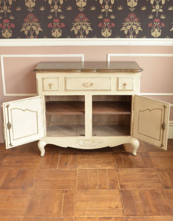 アンティーク風のキャビネット・チェスト アンティーク風 リビングの収納家具にアンティーク風のおしゃれなサイドボード。扉内には棚板が一枚付いています。(y-155-f)