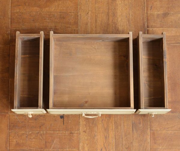 アンティーク風のキャビネット・チェスト アンティーク風 リビングの収納家具にアンティーク風のおしゃれなサイドボード。引き出しが3杯付いています。(y-155-f)