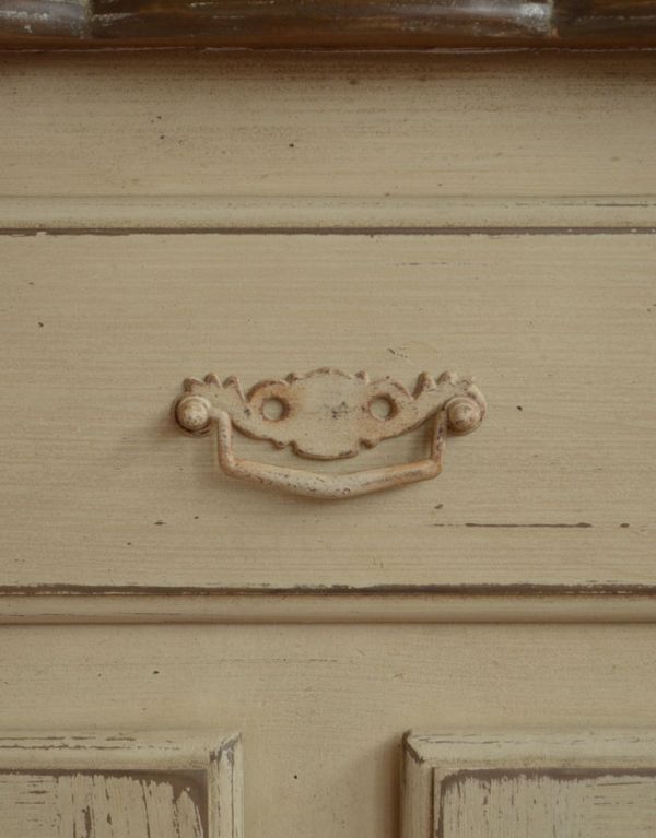 アンティーク風のキャビネット・チェスト アンティーク風 リビングの収納家具にアンティーク風のおしゃれなサイドボード。中央の引き出しの取っ手は、ハンドルタイプになっています。(y-155-f)