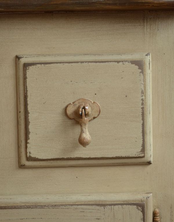 アンティーク風のキャビネット・チェスト アンティーク風 リビングの収納家具にアンティーク風のおしゃれなサイドボード。左右の引き出しは、垂れ下がったドロップタイプの取っ手です。(y-155-f)