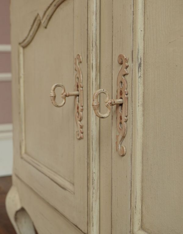 アンティーク風のキャビネット・チェスト アンティーク風 リビングの収納家具にアンティーク風のおしゃれなサイドボード。扉には鍵穴があります。(y-155-f)