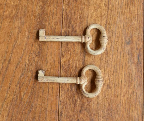 アンティーク風のキャビネット・チェスト アンティーク風 リビングの収納家具にアンティーク風のおしゃれなサイドボード。アンティーク加工を施したおしゃれな鍵です。(y-155-f)