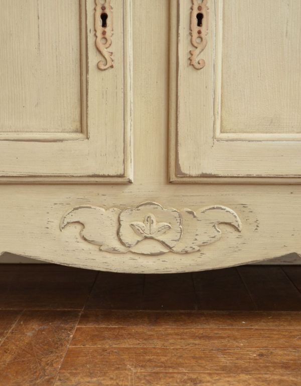 アンティーク風のキャビネット・チェスト アンティーク風 リビングの収納家具にアンティーク風のおしゃれなサイドボード。細部にまでこだわった装飾が見られます。(y-155-f)