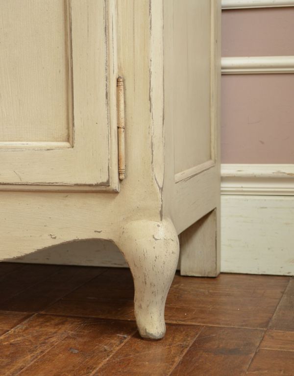 アンティーク風のキャビネット・チェスト アンティーク風 リビングの収納家具にアンティーク風のおしゃれなサイドボード。脚のデザインも可愛らしいんです!しっかりテーブルを支えます。(y-155-f)