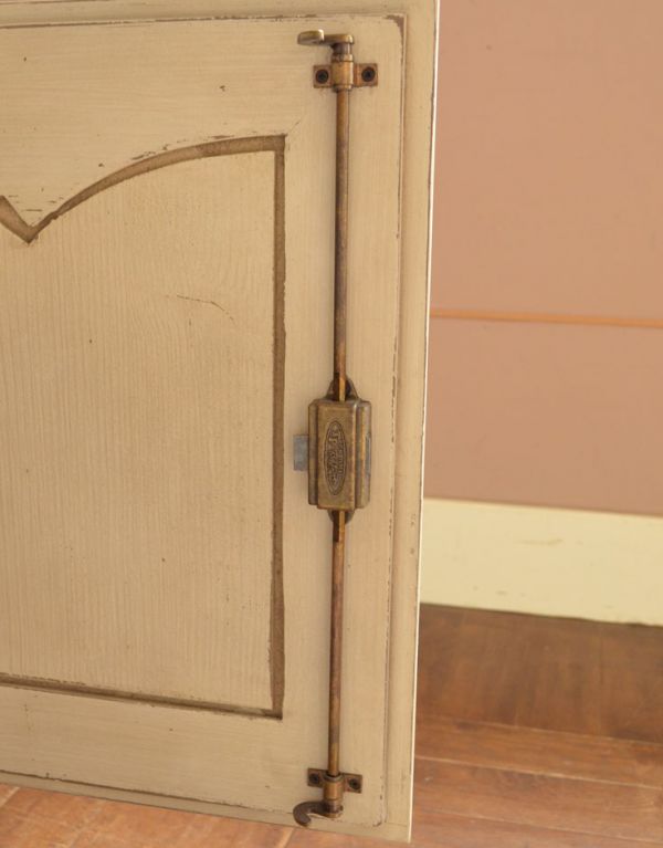 アンティーク風のキャビネット・チェスト アンティーク風 リビングの収納家具にアンティーク風のおしゃれなサイドボード。扉の裏面には金具が付いています。(y-155-f)