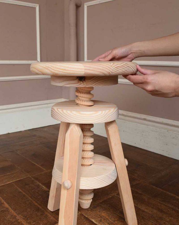 高さが調整できる天然木のナチュラルなスツール（パイン材）(y-160-c