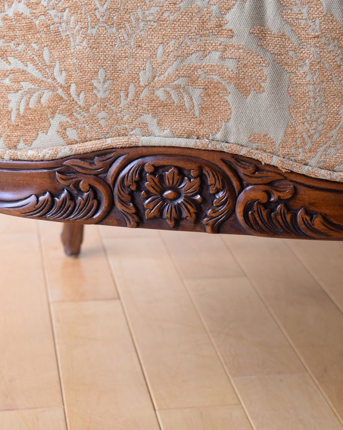 アンティーク風の椅子 アンティーク風 美しいエレガントな姿、アンティーク風ソファ(1人掛け)。惚れ惚れしちゃう美しさあちらこちらに優雅な彫りの装飾。(y-162-c)