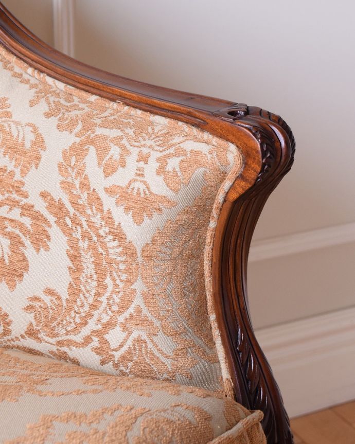 アンティーク風の椅子 アンティーク風 美しいエレガントな姿、アンティーク風ソファ(1人掛け)。アーム部分にも注目肘を掛けておけるアームチェアは座ったときにやっぱりラク。(y-162-c)