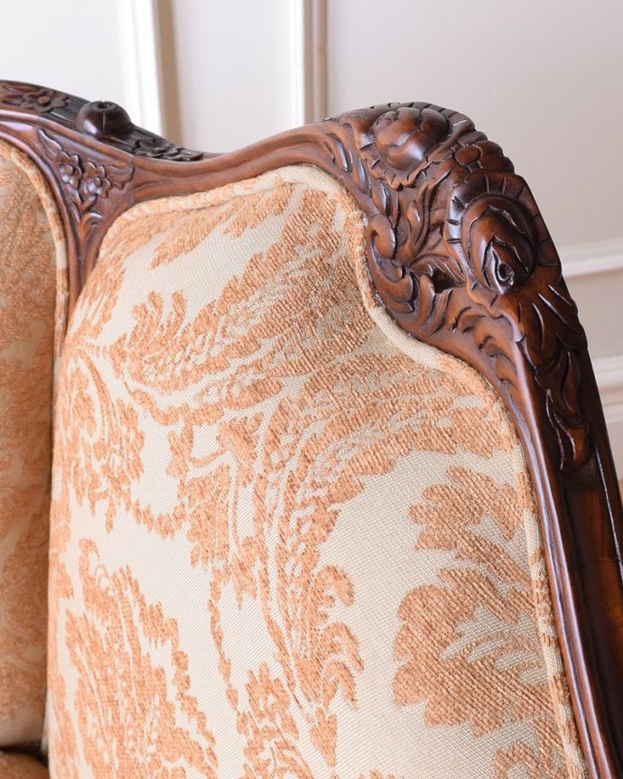 アンティーク風の椅子 アンティーク風 美しいエレガントな姿、アンティーク風ソファ(1人掛け)。細かい部分にもこだわり・・・アンティークの家具に負けないくらい丁寧な彫りが施されています。(y-162-c)