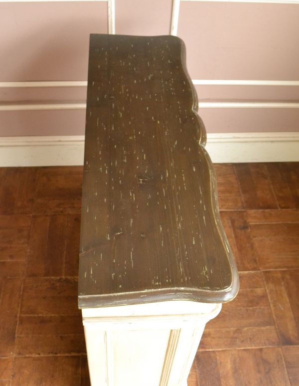 憧れのフランスのようなインテリアにアンティーク風のマントルピース(y