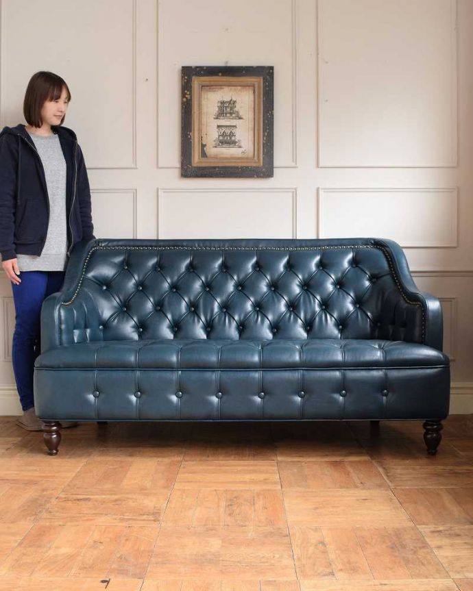 アンティーク風の椅子 アンティーク風 アンティーク家具屋が選んだ、アンティーク風の2Pソファ。重厚感のあるカッコいいデザイン英国のチェスターフィールドの形を模したカッコイイデザインのソファです。(y-163-c)