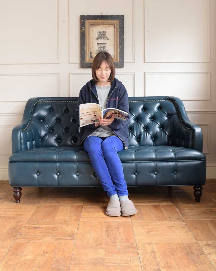 アンティーク風の椅子 アンティーク風 アンティーク家具屋が選んだ、アンティーク風の2Pソファ。ちょっと小ぶりなサイズアパートやマンションにも置きやすい、小ぶりなサイズも人気のヒミツです。(y-163-c)