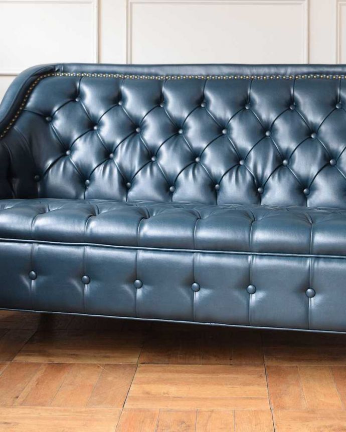 アンティーク風の椅子 アンティーク風 アンティーク家具屋が選んだ、アンティーク風の2Pソファ。カッコよさのヒミツボタンダウンと鋲打ちが施された座面&背もたれ。(y-163-c)