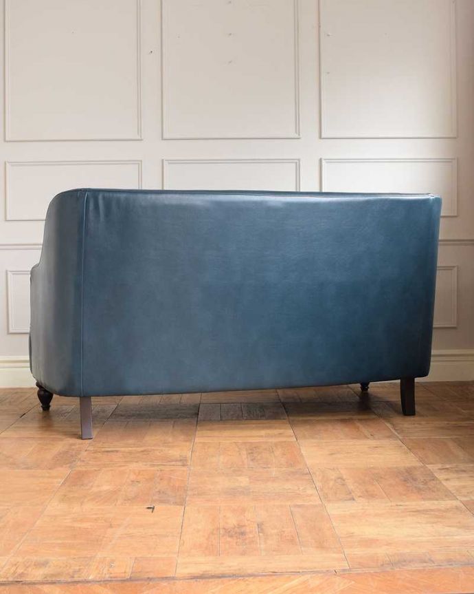 アンティーク風の椅子 アンティーク風 アンティーク家具屋が選んだ、アンティーク風の2Pソファ。後ろ姿はこんな感じもちろん、後ろから見てもドッシリとカッコいい!間仕切りにも使えます。(y-163-c)