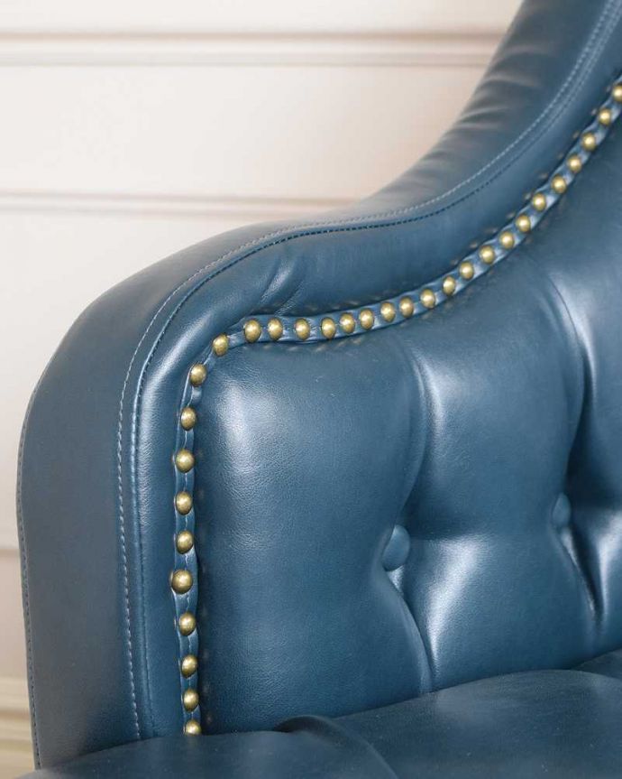 アンティーク風の椅子 アンティーク風 アンティーク家具屋が選んだ、アンティーク風の2Pソファ。アームの部分は…しなやかな曲線ラインのアームが柔らかい雰囲気を作ってくれます。(y-163-c)