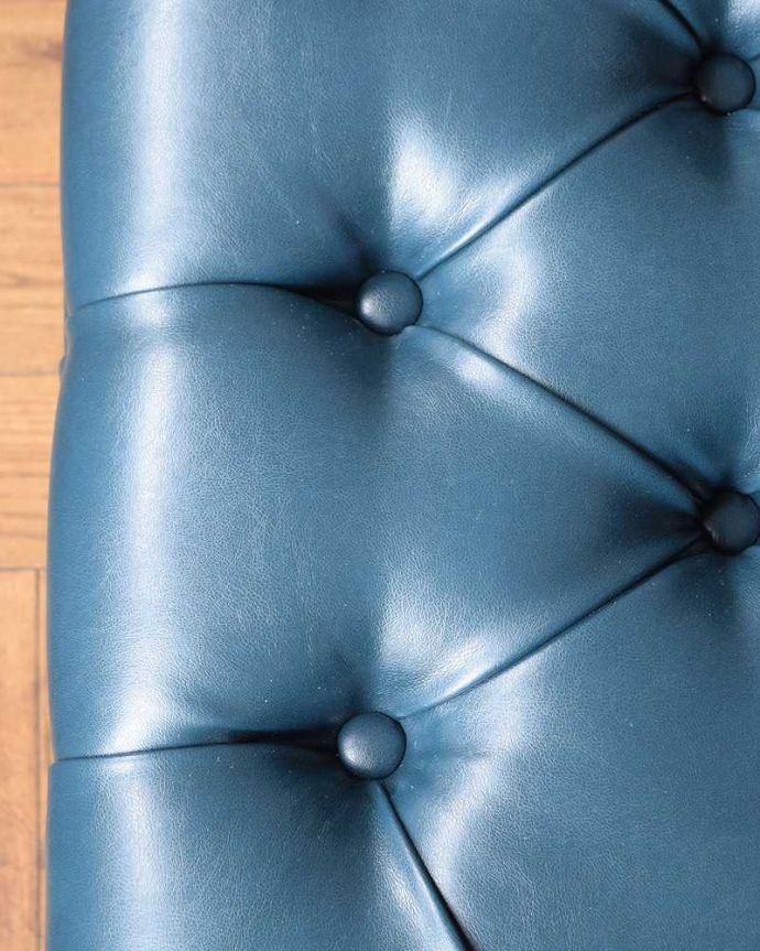 アンティーク風の椅子 アンティーク風 アンティーク家具屋が選んだ、アンティーク風の2Pソファ。近くで見ると・・・本物の革が入ったフェイクレザーなので、質感もいい感じです。(y-163-c)