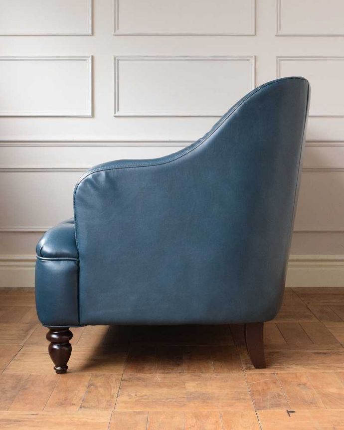 アンティーク風の椅子 アンティーク風 アンティーク家具屋が選んだ、アンティーク風の2Pソファ。サイドから見ても絵になっちゃう英国らしいフォルムは、グルッと360度、どこから見てもカッコいい!。(y-163-c)