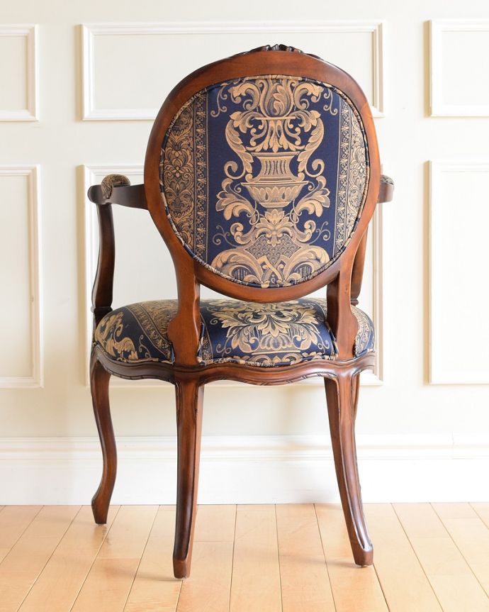 アンティーク風チェアの後ろ姿