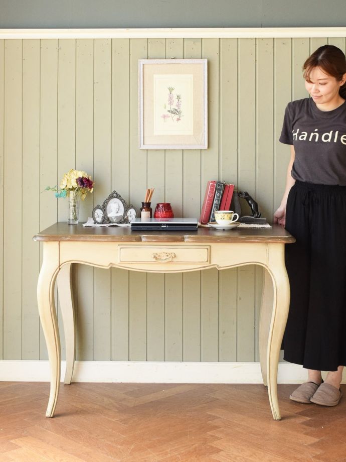 アンティーク風　テーブル　シャビーなデザイン アンティーク風のおしゃれな書斎机、シャビーシックなフレンチペイント