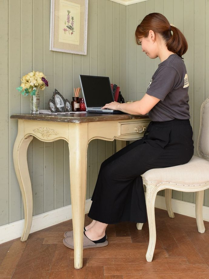 アンティーク風のおしゃれな書斎机、シャビーシックなフレンチペイント