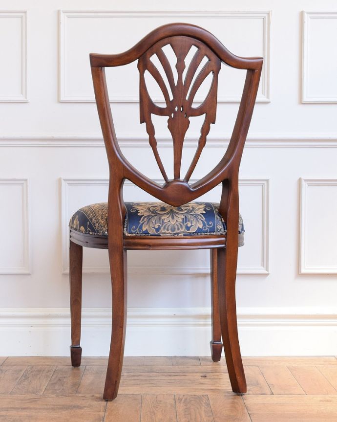 アンティーク風チェアの後ろ姿