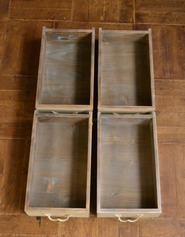 アンティーク風の家具　アンティーク風　フレンチスタイルで華やかなアンティーク風デスク（引き出し4杯付き）。天板下の引き出しは４杯。(y-167-f)