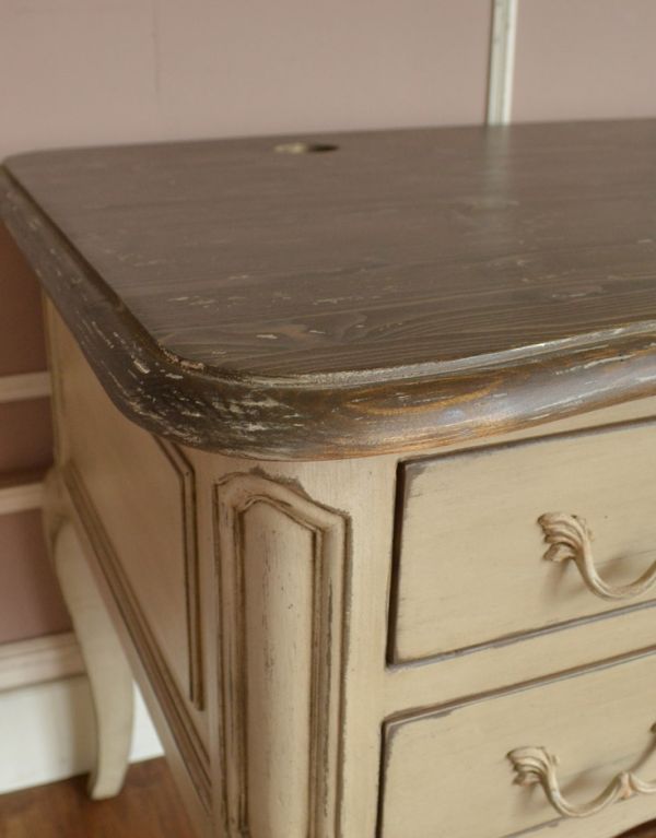 アンティーク風の家具　アンティーク風　フレンチスタイルで華やかなアンティーク風デスク（引き出し4杯付き）。角が丸いので小さなお子様にも安心です。(y-167-f)
