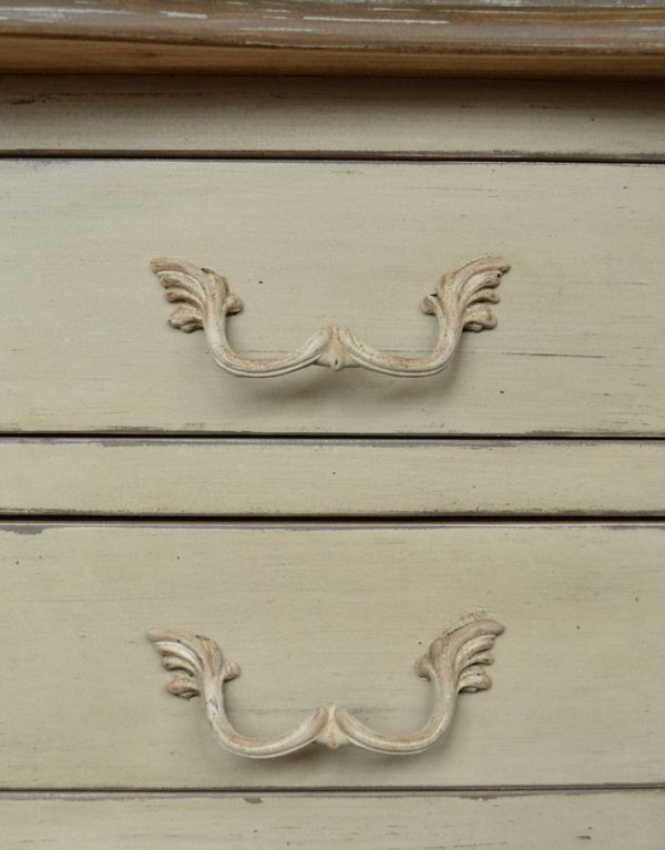 アンティーク風の家具　アンティーク風　フレンチスタイルで華やかなアンティーク風デスク（引き出し4杯付き）。天使が羽を広げたような、可愛い取っ手です。(y-167-f)