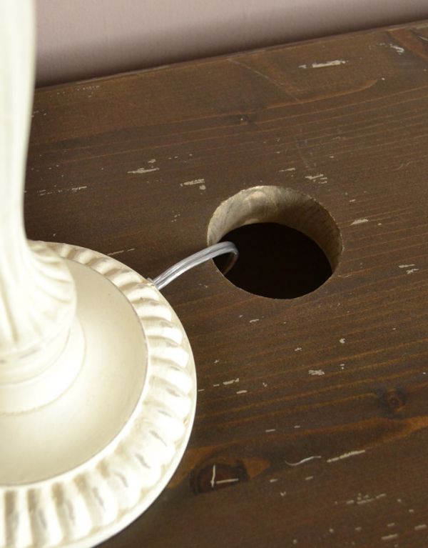 アンティーク風の家具　アンティーク風　フレンチスタイルで華やかなアンティーク風デスク（引き出し4杯付き）。天板にはコードを通すための穴が２ヶ所あります。(y-167-f)