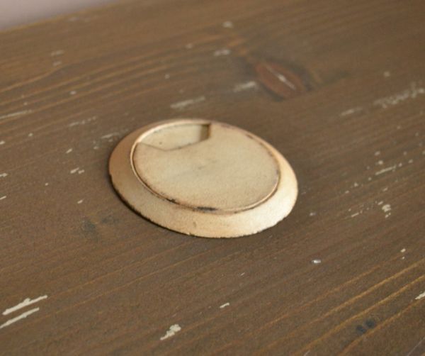 アンティーク風の家具　アンティーク風　フレンチスタイルで華やかなアンティーク風デスク（引き出し4杯付き）。コード用の穴を使用しない時はフタで隠せます。(y-167-f)